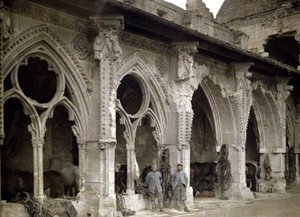 1917年フランス、ソワソン、ソワソン、ソワソン、大砲の砲火で大きな被害を受けたサンジャンデヴィーニュ修道院の回廊にいる2人のフランス兵と馬 作： Fernand Cuville